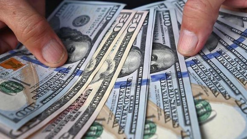 Dólar blue récord: en algunas provincias ya se vende en $384