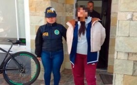 País