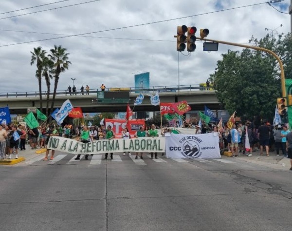 Cortes y protestas en autopistas y accesos a la Ciudad por el paro contra la reforma laboral