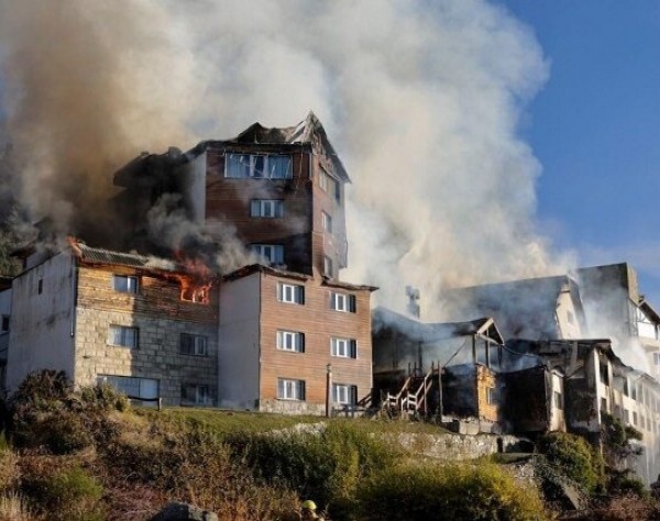 Feroz incendio destruyó histórico Hotel Huemul de Bariloche: Dos bomberos hospitalizados