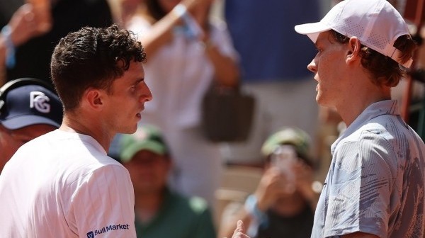 Juan Manuel Cerúndolo dio el batacazo y eliminó a Sinner en Roland Garros
