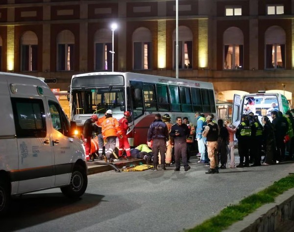 Un colectivo perdió el control frente a la rambla de Mar del Plata: Un muerto