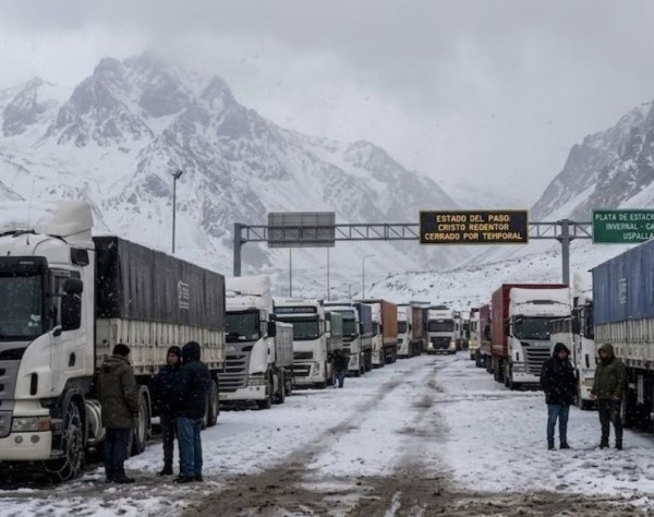 Mendoza: Más de 1.500 camiones permanecen varados en el Paso Cristo Redentor 