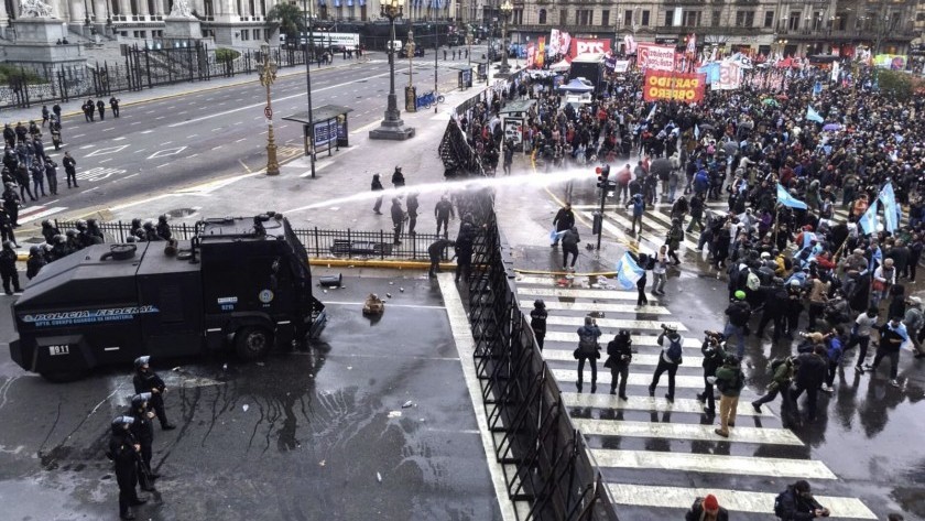 Organizaciones marcharon al Congreso contra de la Ley de Propiedad Privada: Hay detenidos
