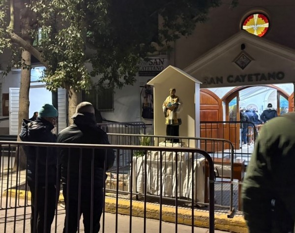 San Cayetano: miles de fieles llegan a Liniers y marchan hacia Plaza de Mayo