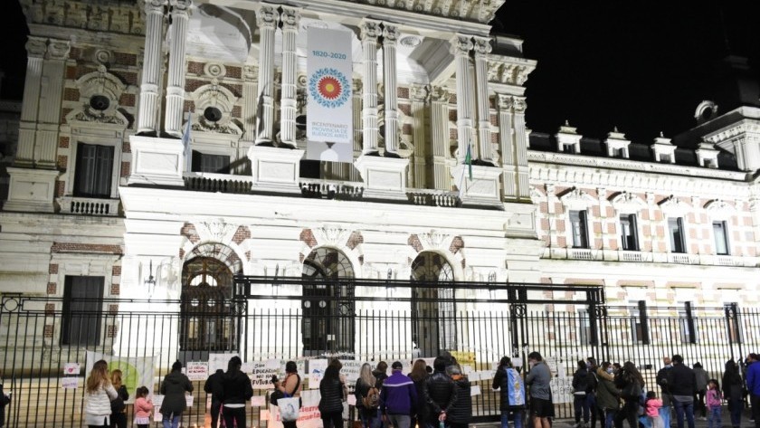 Padres Organizados llevaron velas al gobierno para que vuelvan las clases presenciales